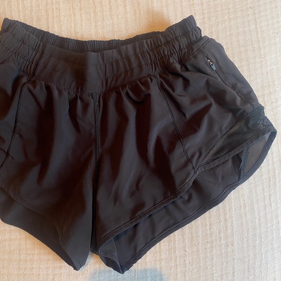 Lululemon Hotta Hot Short 2.5 length size 6 - Picture 3 of 4
